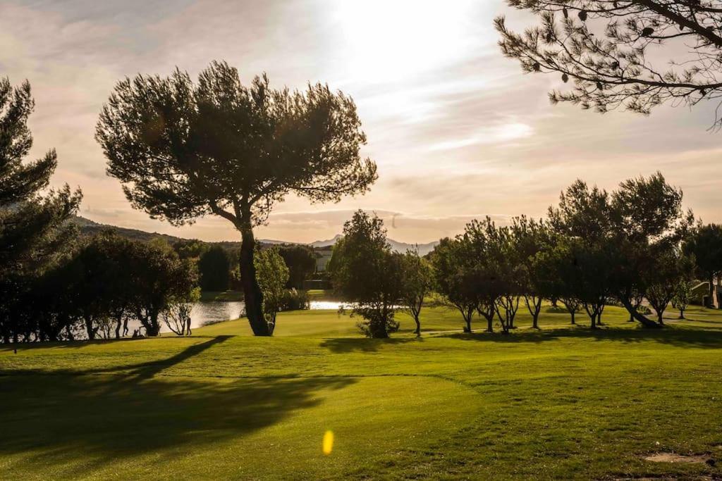 Magnifique Vue Lac Au Golf De Pont-Royal Mallemort Εξωτερικό φωτογραφία