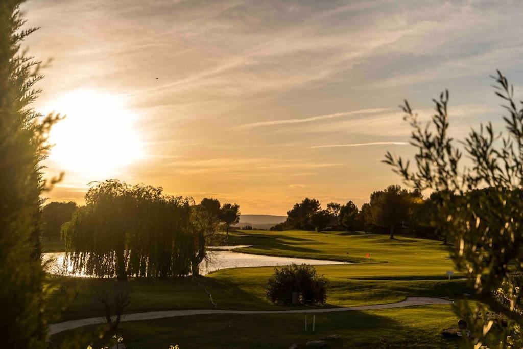 Magnifique Vue Lac Au Golf De Pont-Royal Mallemort Εξωτερικό φωτογραφία