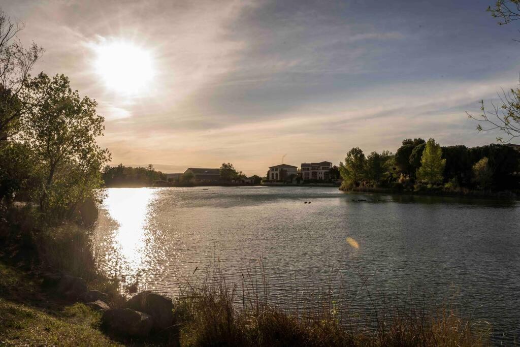 Magnifique Vue Lac Au Golf De Pont-Royal Mallemort Εξωτερικό φωτογραφία